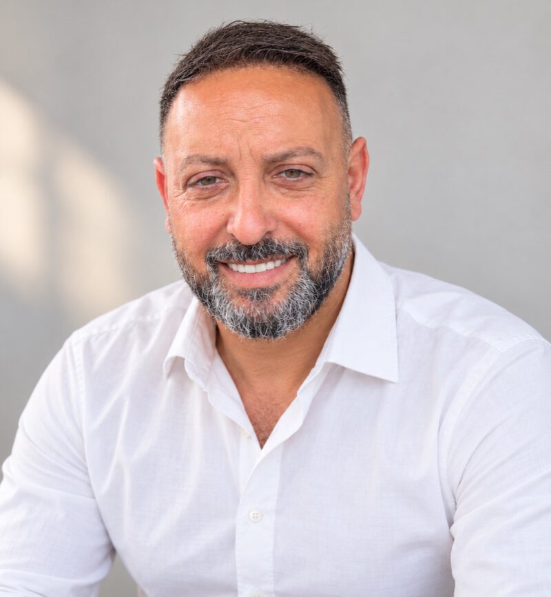 Fatih Cevik – Geschäftsführer Fatih Cevik im weißen Hemd, lächelnd